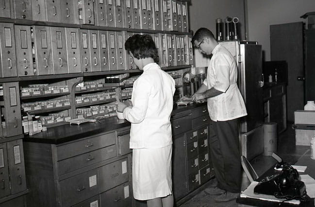 historic picture of College of Pharmacy lab
